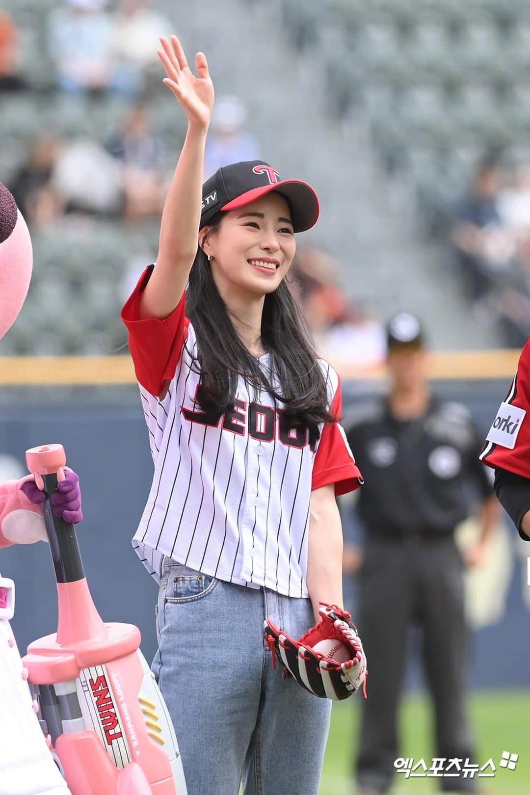 Lim Ji-yeon continues her best life after winning the Baeksang Supporting Actress Award by throwing a baseball before the opening of the entertainment industry

 | KWriter