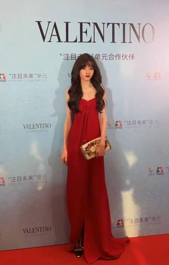 C-actress Song Zu Er Alarms Fans with Extremely Skinny Physique at Brand Event